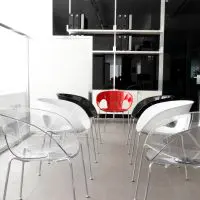 כסאות פלסטיק. צילום יחסי ציבור