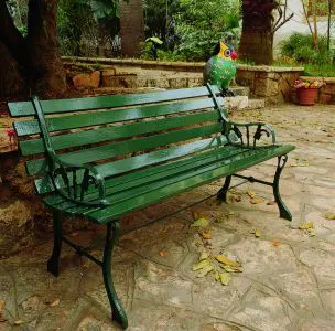 פעם הייתי ספסל אדום - צביעת ריהוט גן צילום מאש safsal9712