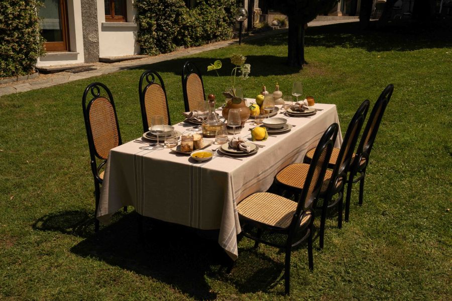 איך לארח כמו איטלקים שולחן אוכל גולף & קו צילום JOSELIMBERT
